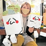 寄贈された「ハムハム」の造形作品を手にする在間夢乃さん。「みんなに愛されるキャラに」とアピール＝播磨町中央公民館