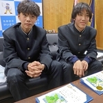 のじぎく賞を受け竹田悠吾さん（左）と砂川大空さん＝兵庫県警高砂署