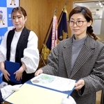 のじぎく賞を受けた辻亜矢子さん（右）と牛尾理恵さん＝兵庫県警高砂署