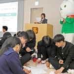 みなと銀行の金融にまつわるクイズに挑戦する加古川北高校２年生＝加古川市野口町水足