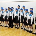 透き通るような美声を響かせる「青い鳥児童合唱団」＝高砂市役所