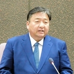 播磨町長選への立候補を表明する佐伯謙作氏＝同町東本荘１、同町議会議場