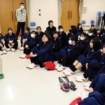 立候補者にふんした大学生（左）と生徒たちが対話する時間も設けられた＝加古川市野口町水足