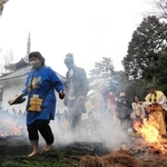 黒焦げになった組み木の上を進む参拝者ら＝加古川市加古川町北在家、鶴林寺