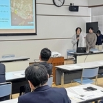 高砂市内の商業実態調査について報告する兵庫県立大生ら＝高砂市役所