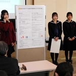 加古川市の課題を調査し、市に提言をする加古川東高校生＝加古川市役所