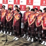 ２０２６年シーズンに向けた決意を語るチェント・クオーリ・ハリマの末政翔大主将（中央）＝加古川市加古川町大野