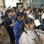 本番を控えて合同練習する生徒＝中部中学校