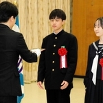 加古川市民さわやか賞を受ける中部中・浜の宮中吹奏楽部＝加古川市加古川町北在家