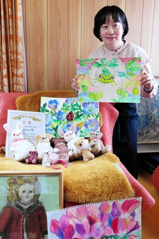 コープこうべ・ハピネスアート・コンテストで大賞に輝いた松本奈津子さん＝高砂市内