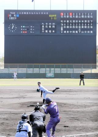 手書きから電光表示に変わったバックスクリーンで記念試合が行われた＝高砂市米田町島