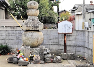 市登録文化財となった「石造五輪塔」＝加古川市平岡町新在家（文化財調査研究センター提供）