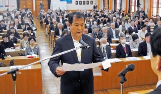 新入生を代表して「喜びのことば」を述べる井岡伸さん＝いなみ野学園