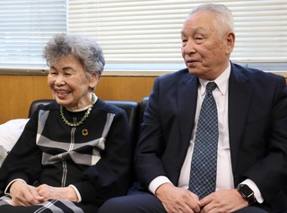 感謝状を受けた前田弘子さん（左）と覚野成広さん＝高砂署