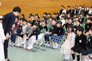 入学式で担任らの紹介を受ける１年生＝加古川市加古川町中津