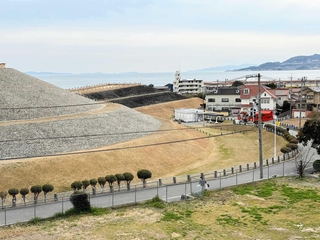 五色塚古墳館から古墳越しに淡路島を望む（２０２６年３月撮影）