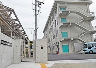 旧平荘小の校舎を改修した「かこがわ清流特別支援学校」の校舎（右）。接続する新校舎も建設が進む＝加古川市平荘町山角