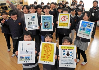 ポイ捨て禁止を呼びかける播磨町の看板をデザインした子どもたち＝播磨町古宮５、播磨南小学校