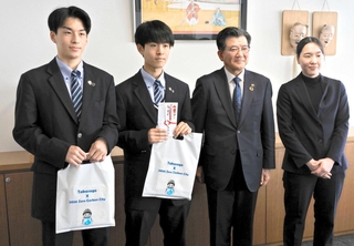 全国大会に出場を果たした高砂南高男子ハンドボール部の（左から）前垣秀磨副主将と岡田怜也主将。顧問の永峰幸奈さん（右端）とともに都倉達殊市長を訪問した＝高砂市役所