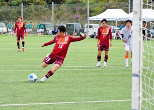 今季開幕戦で２点目となるＰＫを決めた北川滉平選手＝日岡山公園グラウンド