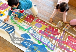 造形表現に取り組む園児たち＝加古川市東神吉町天下原（おおぞら保育園提供）