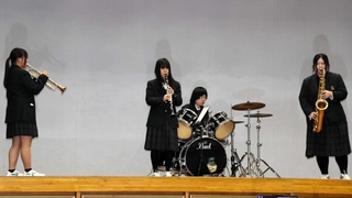 音に深みを出したいと新入部員を募る播磨南高校音楽部吹奏楽部門の生徒＝播磨町古宮４