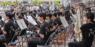 「音楽お届け便」のトップを飾った加古川東高校吹奏楽部。ペデストリアンデッキには大勢の人が詰めかけた＝加古川市加古川町篠原町