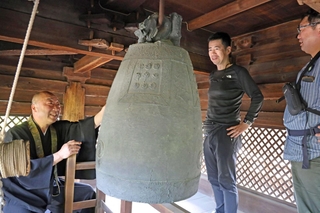 梵鐘は２階に階段で上がって突くことができる＝鶴林寺