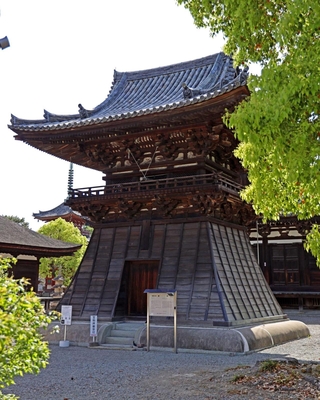 ゴールデンウイークに合わせて特別に開放される鐘楼＝鶴林寺