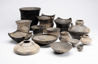 縄文土器集合。佃遺跡（淡路市）で出土（県立考古博物館所蔵）