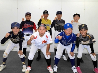 対戦相手が決まり意気込む８チームの主将＝神戸新聞東播支社