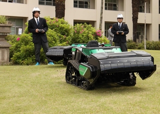 遠隔操作の実演で草刈り機を操縦する生徒＝県立農業高校