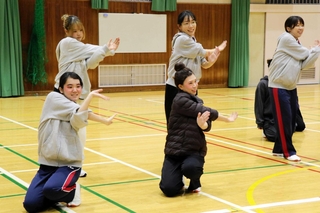 踊っこまつりを控え、練習に熱が入る「麗舞」のメンバー＝加古川市野口町良野