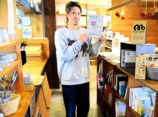 美容室の待ち時間利用でカフェ「はま茶」を開いた浜田健太さん。本が人から人へとつながるスペースにもなっている＝高砂市米田町古新