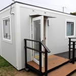 蓮池小学校四つ目の学童保育所として建てられたムービングハウス＝播磨町西野添４、同小