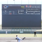 手書きから電光表示に変わったバックスクリーンで記念試合が行われた＝高砂市米田町島