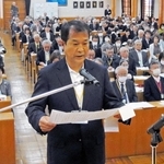 新入生を代表して「喜びのことば」を述べる井岡伸さん＝いなみ野学園