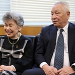 感謝状を受けた前田弘子さん（左）と覚野成広さん＝高砂署