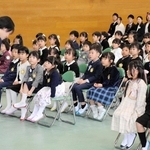 入学式で担任らの紹介を受ける１年生＝加古川市加古川町中津