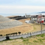 五色塚古墳館から古墳越しに淡路島を望む（２０２６年３月撮影）