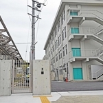 旧平荘小の校舎を改修した「かこがわ清流特別支援学校」の校舎（右）。接続する新校舎も建設が進む＝加古川市平荘町山角