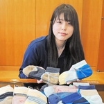 加古川の職人の技が生かされたＬ字型靴下をアピールする「ホリホック」の社員＝加古川市神野町西条