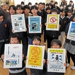 ポイ捨て禁止を呼びかける播磨町の看板をデザインした子どもたち＝播磨町古宮５、播磨南小学校
