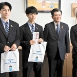 全国大会に出場を果たした高砂南高男子ハンドボール部の（左から）前垣秀磨副主将と岡田怜也主将。顧問の永峰幸奈さん（右端）とともに都倉達殊市長を訪問した＝高砂市役所