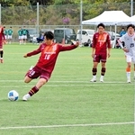 今季開幕戦で２点目となるＰＫを決めた北川滉平選手＝日岡山公園グラウンド