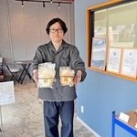 多目的スペースをオープンした西嶋輝さん。ラボ（右側）で地元素材のドーナツを作る＝加古川市加古川町新在家