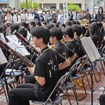 音楽を身近に、ヒットソングを生演奏　加古川東高吹奏楽部　市の「お届け便」加古川駅前で第1弾