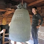 梵鐘は２階に階段で上がって突くことができる＝鶴林寺