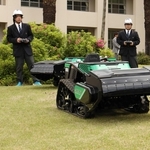 遠隔操作の実演で草刈り機を操縦する生徒＝県立農業高校