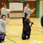 踊っこまつりを控え、練習に熱が入る「麗舞」のメンバー＝加古川市野口町良野
